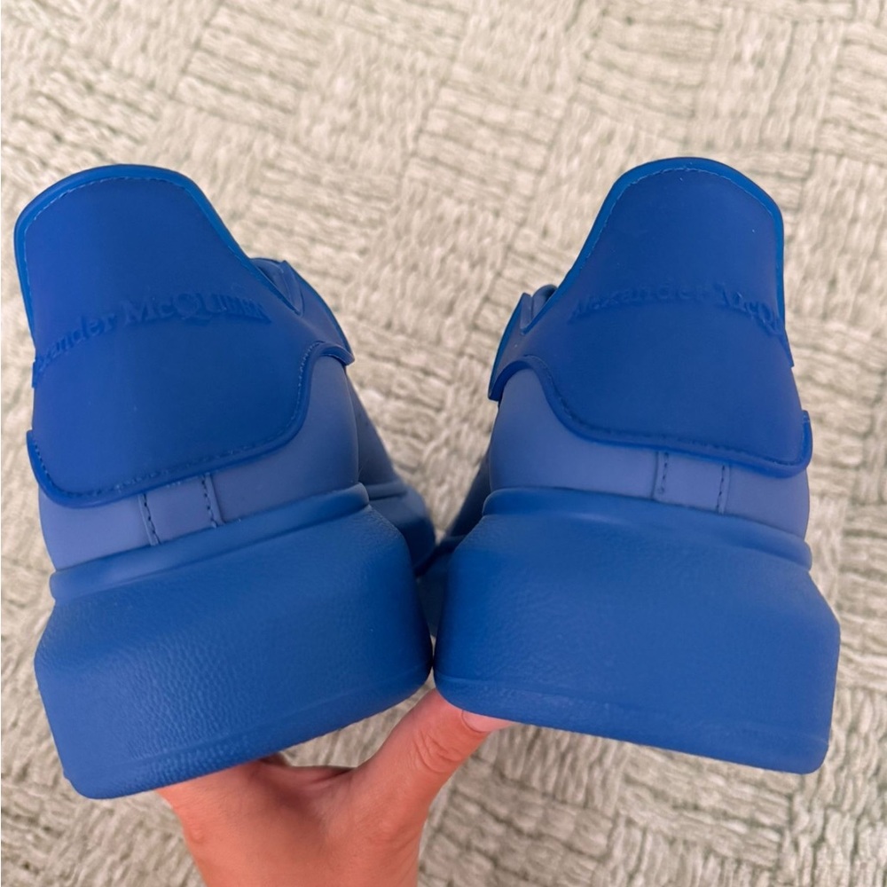 Alexander McQueen Bold Blue Low-Top Sneakers - Picture 5 of 6